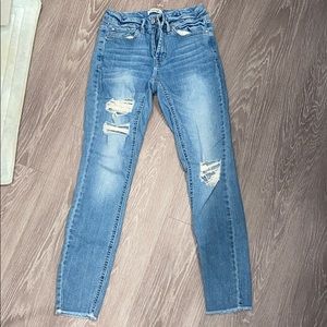 Light wash destroyed jeans with frayed ankle